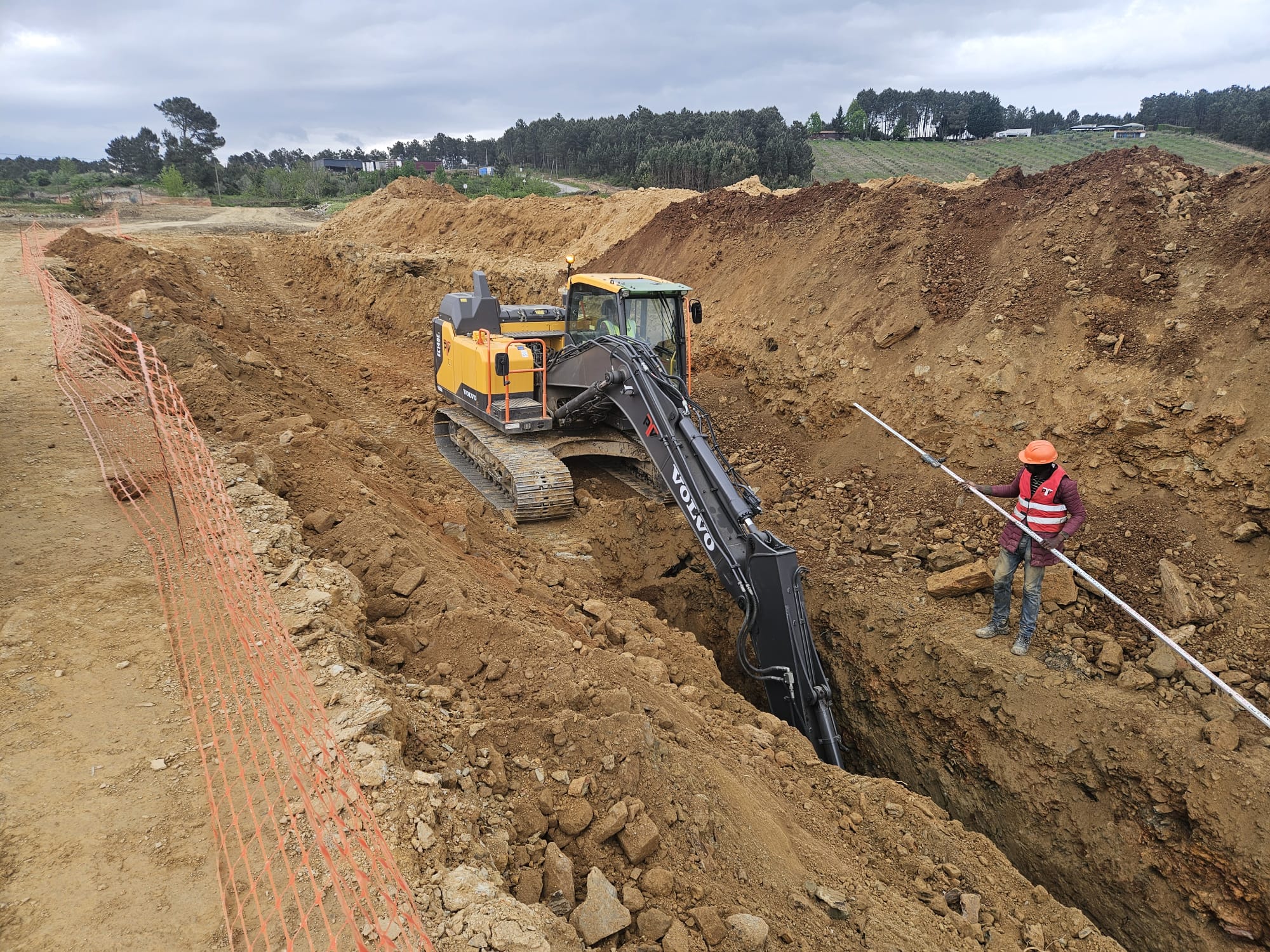 Empreitada de Infraestruturas e Terraplanagens (Zona Industrial de Vila Real)

Execução de redes de saneamento, envolvendo trabalhos de escavação de grande porte em terrenos rochosos e assentamento de coletores com rigoroso controlo topográfico.